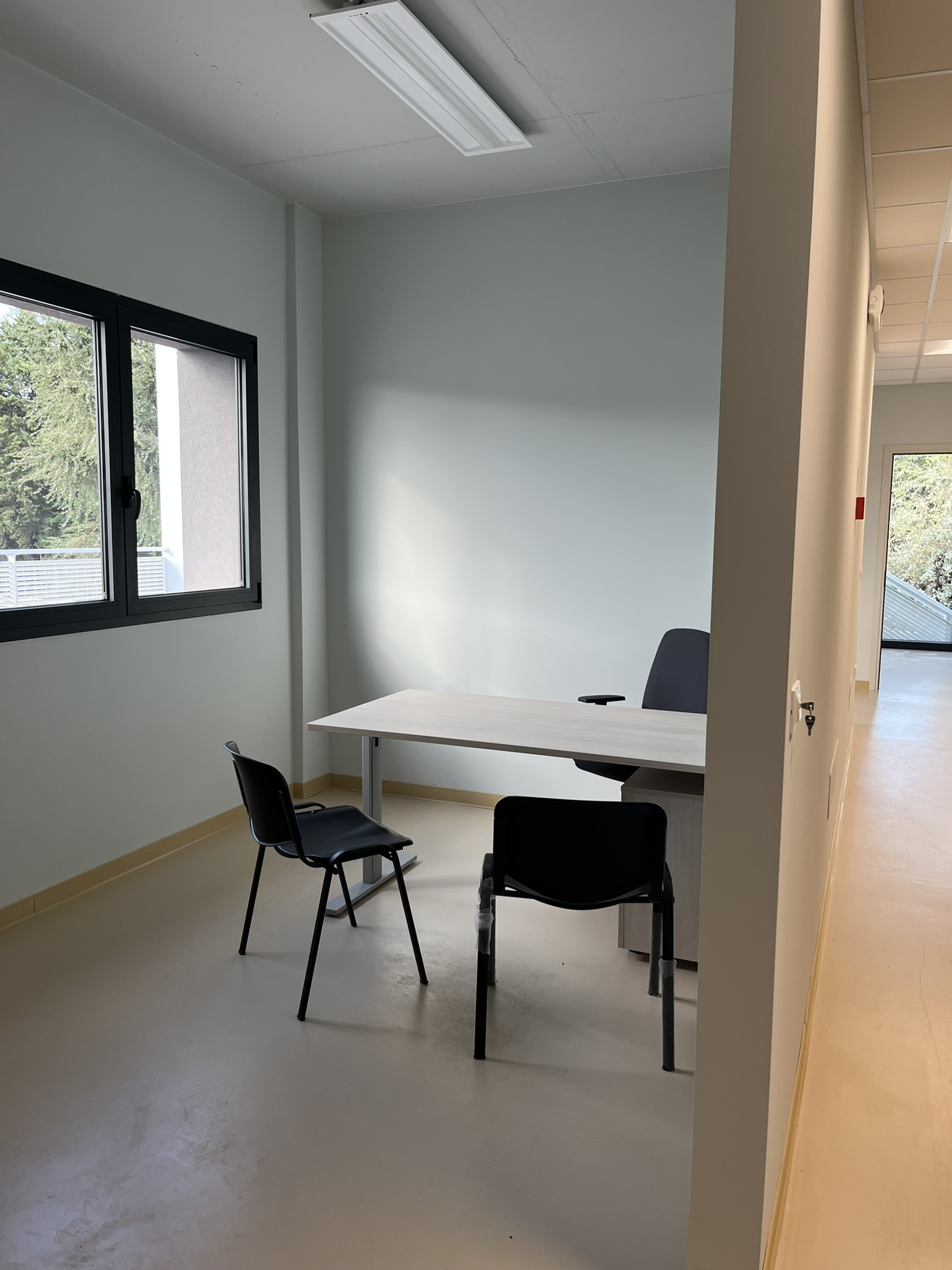 Aula didattica del nuovo Polo dell'Infanzia di San Giovanni Teatino con arredi scolastici in legno installati da PA Opportunity: tavoli circolari, sedute e pannelli acustici colorati