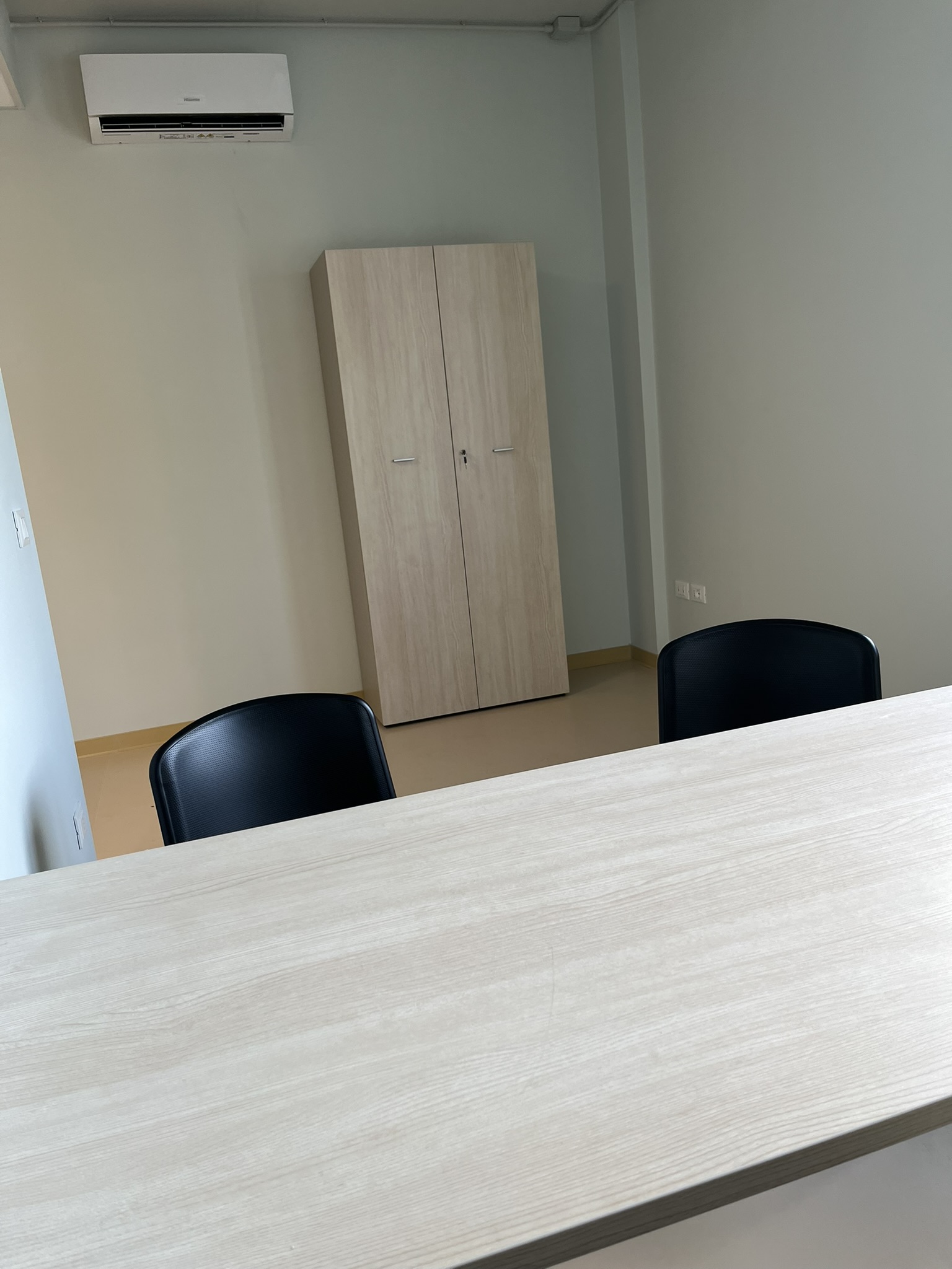 Aula didattica del nuovo Polo dell'Infanzia di San Giovanni Teatino con arredi scolastici in legno installati da PA Opportunity: tavoli circolari, sedute e pannelli acustici colorati