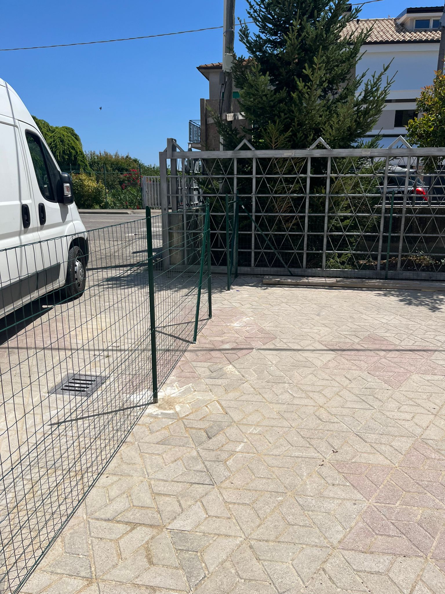 Area gioco esterna del nuovo asilo nido di Moscufo con pavimentazione antitrauma verde, giochi in legno e gradonata verde lime
