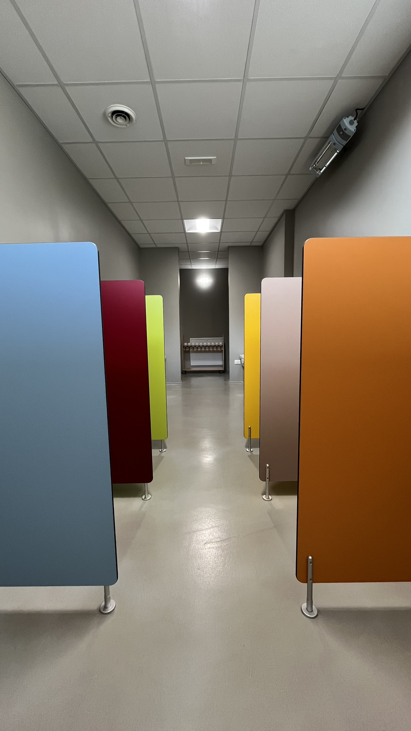 Aula didattica del nuovo Polo dell'Infanzia di San Giovanni Teatino con arredi scolastici in legno installati da PA Opportunity: tavoli circolari, sedute e pannelli acustici colorati