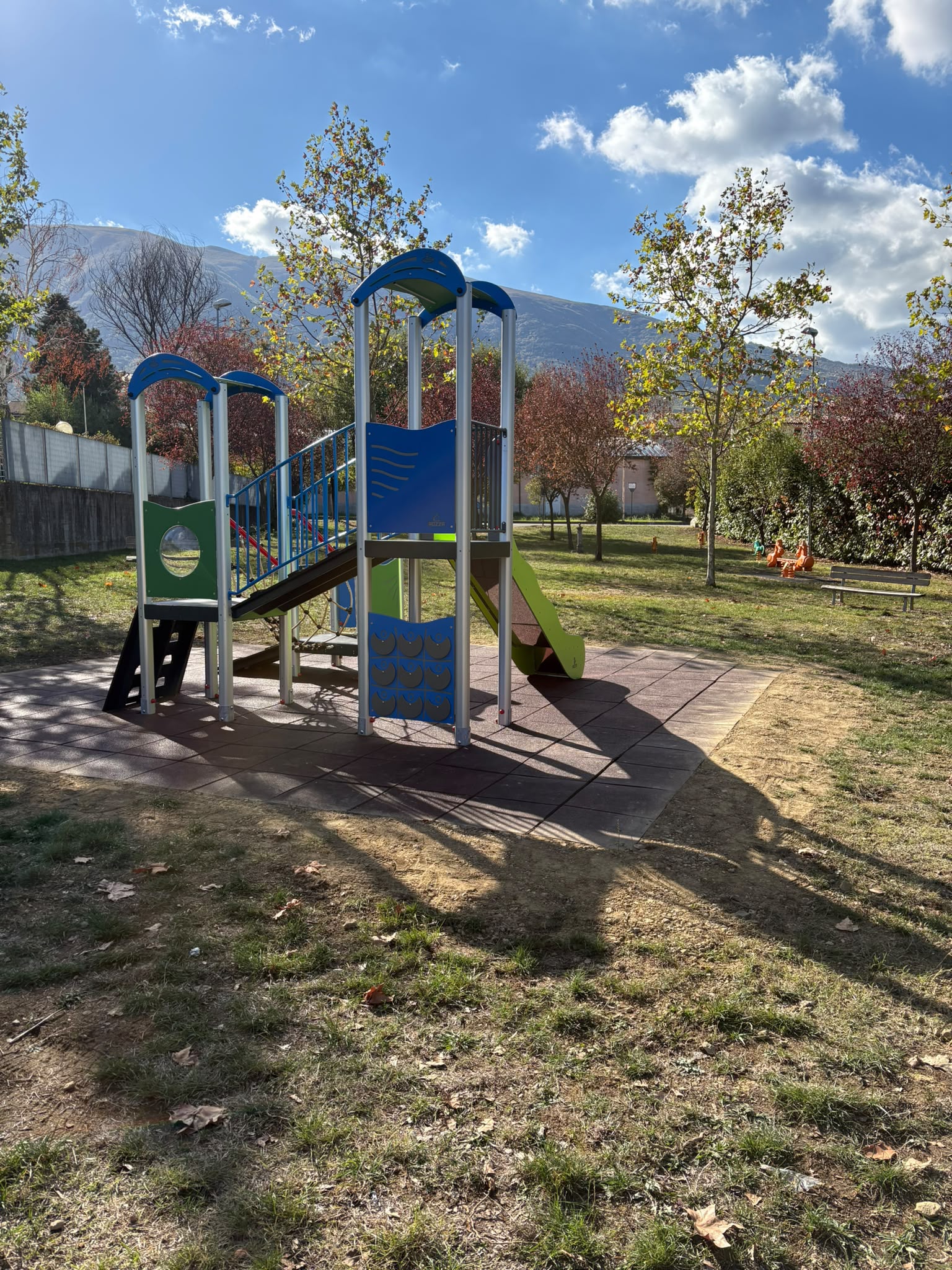 Nuovo parco giochi Mango Easy installato al Parco degli Angeli di Villa Lempa, Civitella del Tronto (TE), su platea di calcestruzzo con pavimentazione antitrauma in EPDM conforme UNI EN 1177