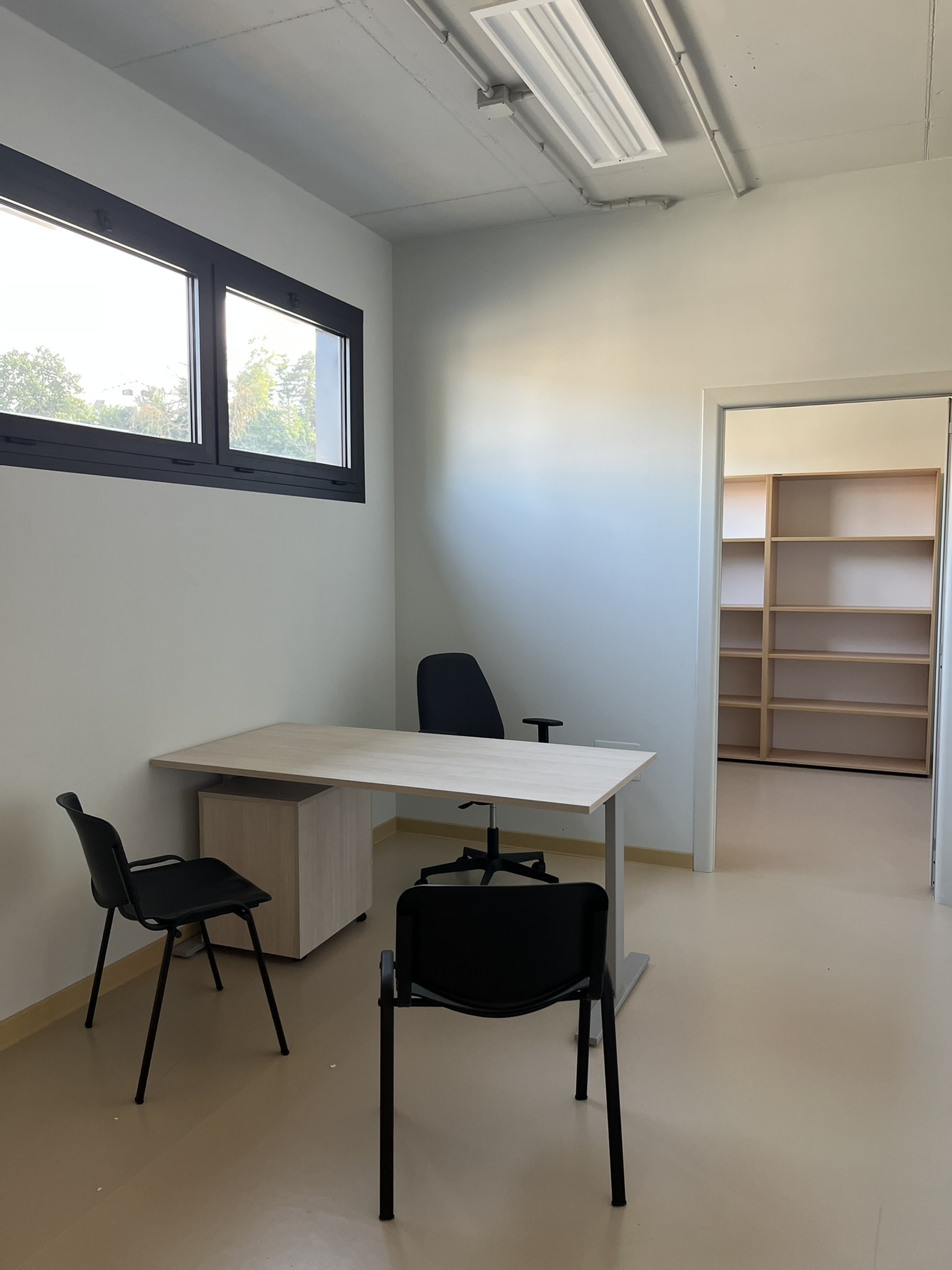 Aula didattica del nuovo Polo dell'Infanzia di San Giovanni Teatino con arredi scolastici in legno installati da PA Opportunity: tavoli circolari, sedute e pannelli acustici colorati
