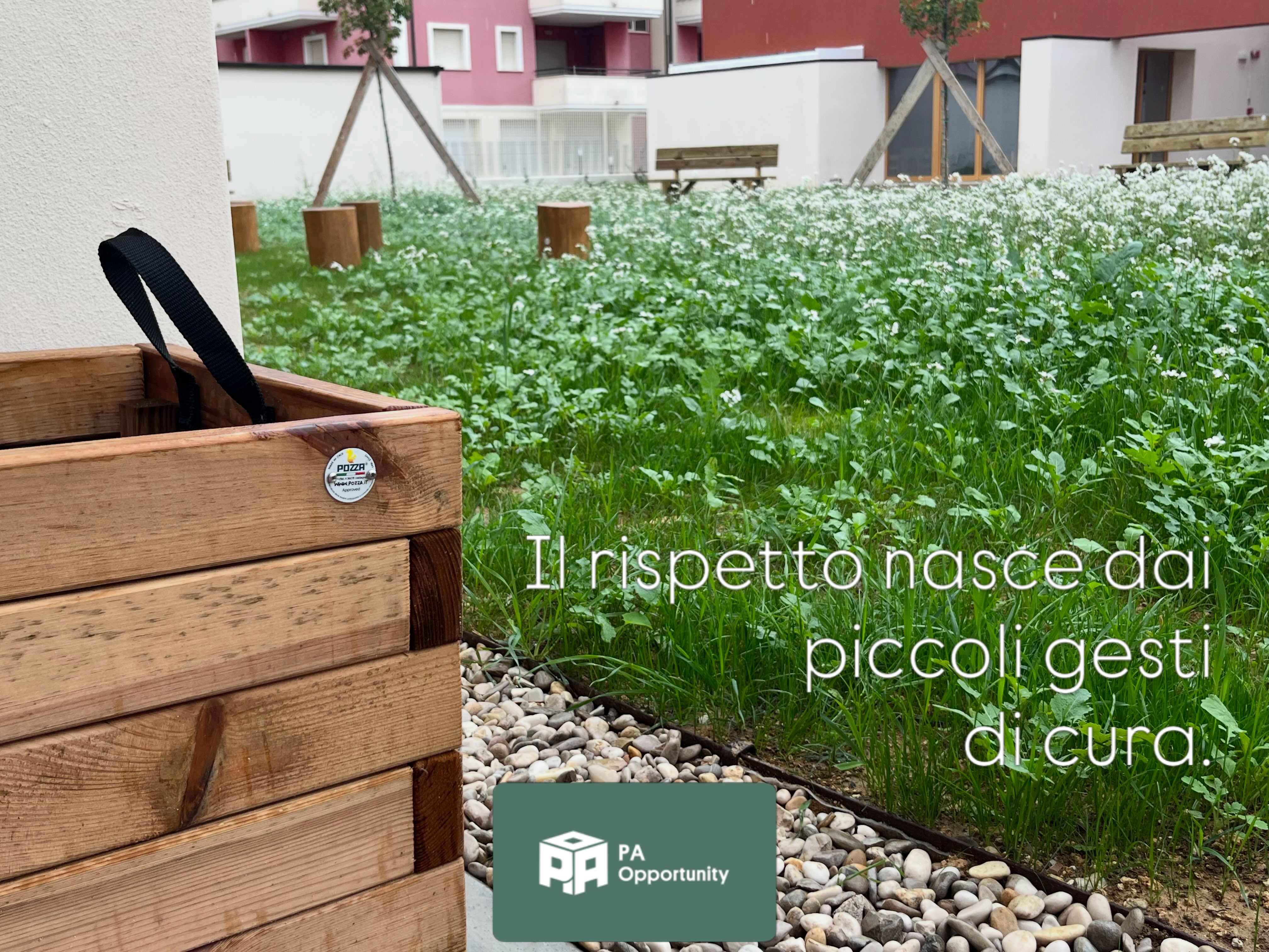 Giardino esterno di un nuovo asilo nido a Montesilvano (PE) arredato con sedute in legno, tronchi, cavalletti e spazi verdi per attività educative all'aperto, con edificio scolastico sullo sfondo.