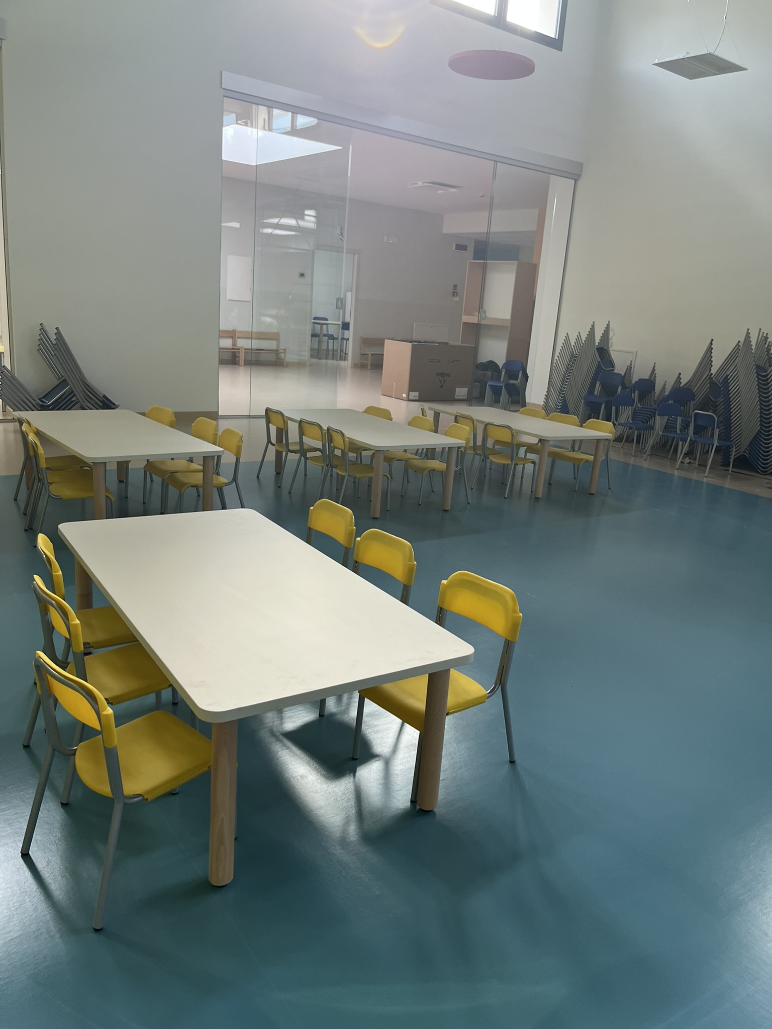 Aula didattica del nuovo Polo dell'Infanzia di San Giovanni Teatino con arredi scolastici in legno installati da PA Opportunity: tavoli circolari, sedute e pannelli acustici colorati
