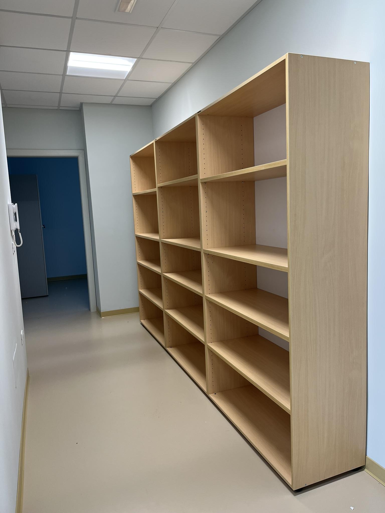 Aula didattica del nuovo Polo dell'Infanzia di San Giovanni Teatino con arredi scolastici in legno installati da PA Opportunity: tavoli circolari, sedute e pannelli acustici colorati