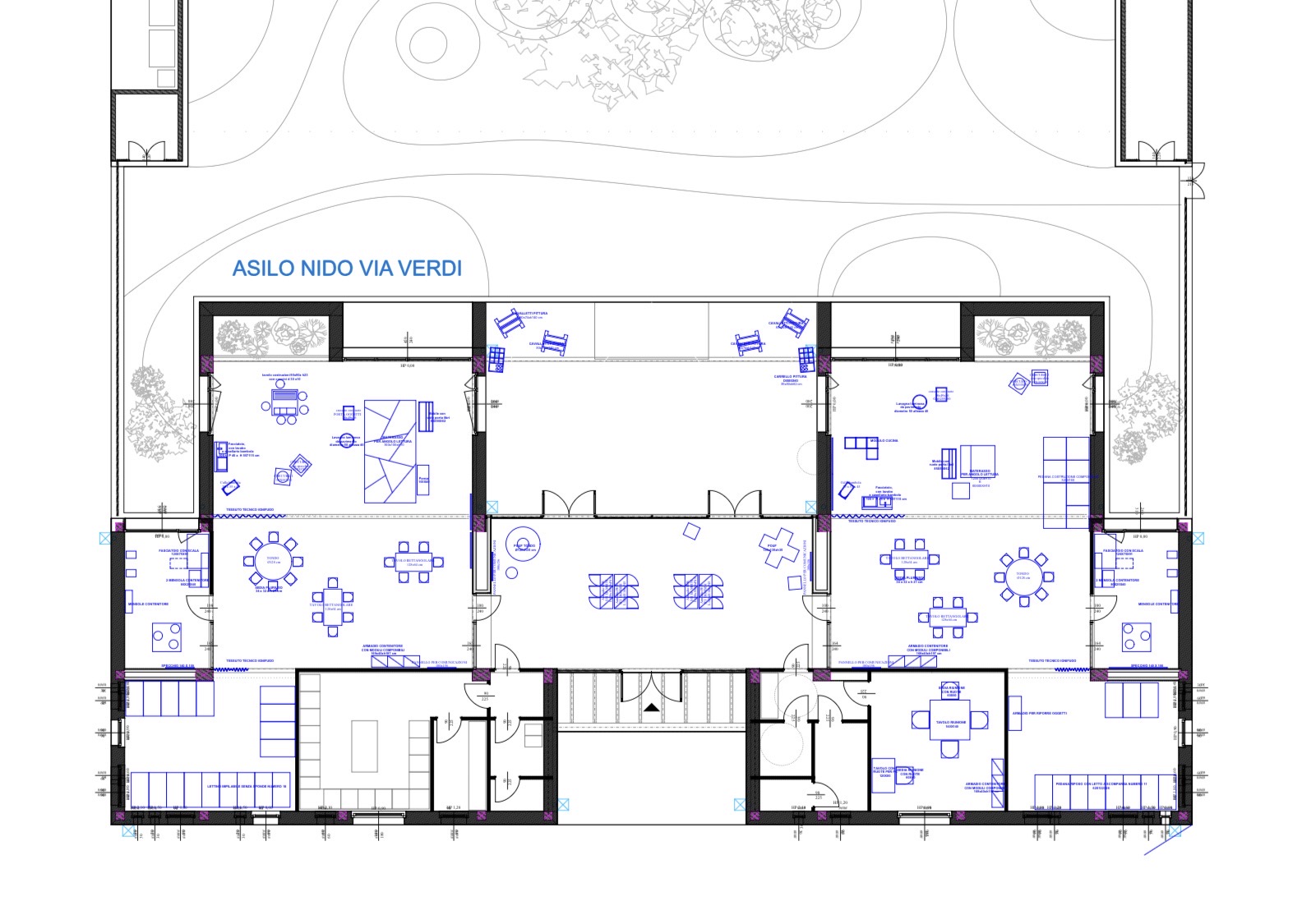 Giardino esterno di un nuovo asilo nido a Montesilvano (PE) arredato con sedute in legno, tronchi, cavalletti e spazi verdi per attività educative all'aperto, con edificio scolastico sullo sfondo.