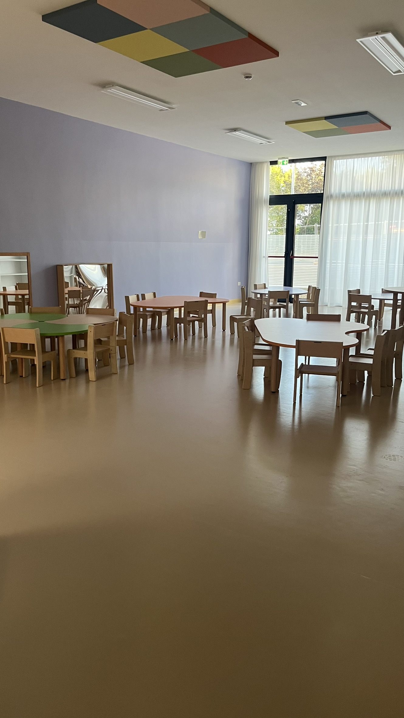 Aula didattica del nuovo Polo dell'Infanzia di San Giovanni Teatino con arredi scolastici in legno installati da PA Opportunity: tavoli circolari, sedute e pannelli acustici colorati