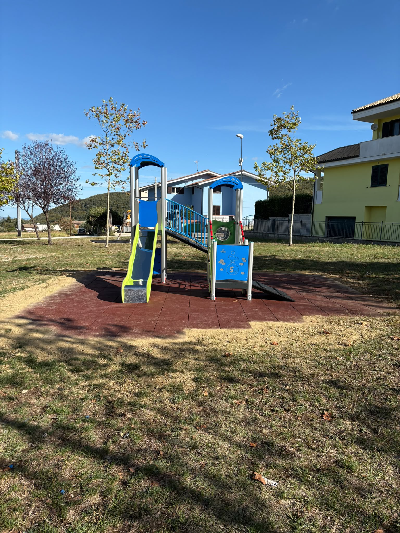Nuovo parco giochi Mango Easy installato al Parco degli Angeli di Villa Lempa, Civitella del Tronto (TE), su platea di calcestruzzo con pavimentazione antitrauma in EPDM conforme UNI EN 1177