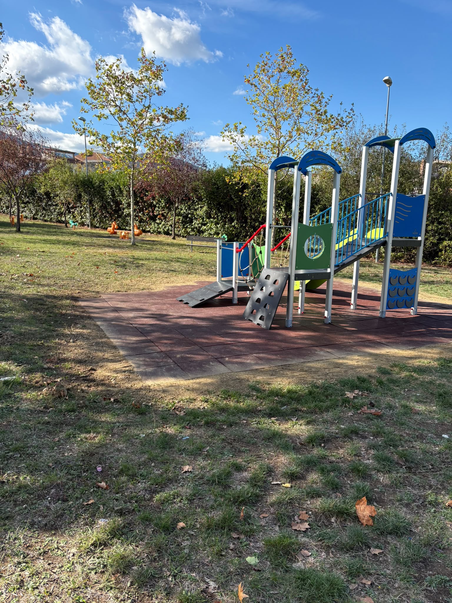 Nuovo parco giochi Mango Easy installato al Parco degli Angeli di Villa Lempa, Civitella del Tronto (TE), su platea di calcestruzzo con pavimentazione antitrauma in EPDM conforme UNI EN 1177