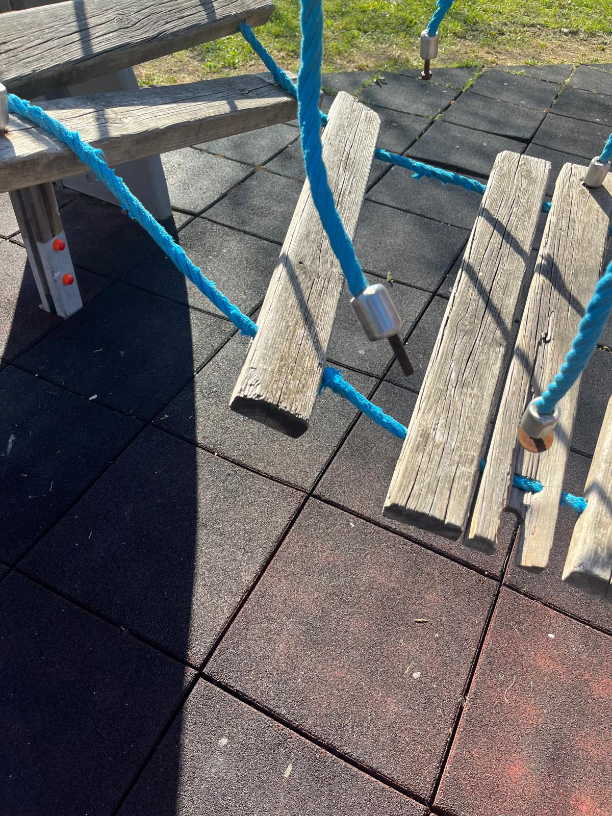 Nuovo parco giochi Mango Easy installato al Parco degli Angeli di Villa Lempa, Civitella del Tronto (TE), su platea di calcestruzzo con pavimentazione antitrauma in EPDM conforme UNI EN 1177