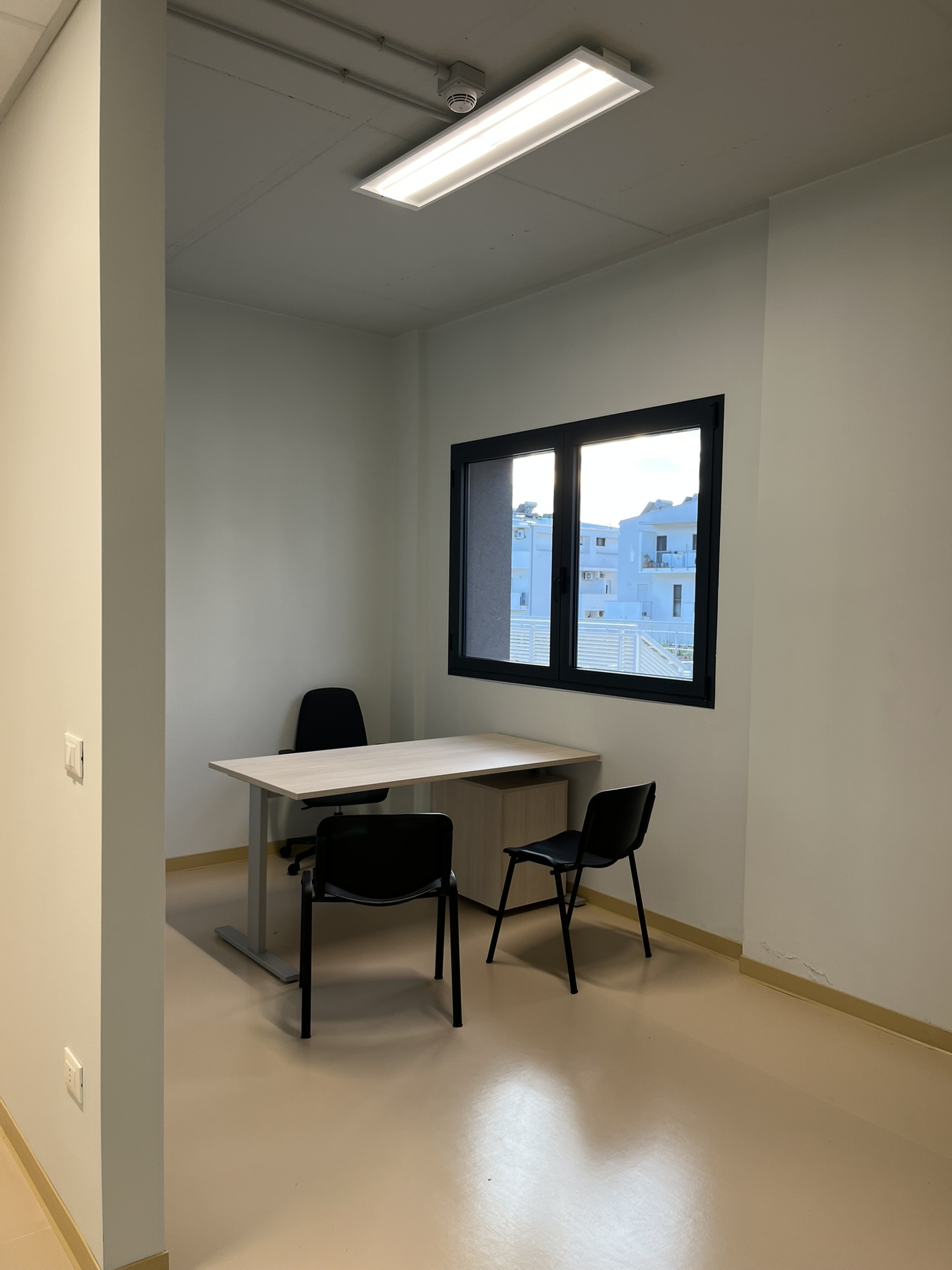 Aula didattica del nuovo Polo dell'Infanzia di San Giovanni Teatino con arredi scolastici in legno installati da PA Opportunity: tavoli circolari, sedute e pannelli acustici colorati