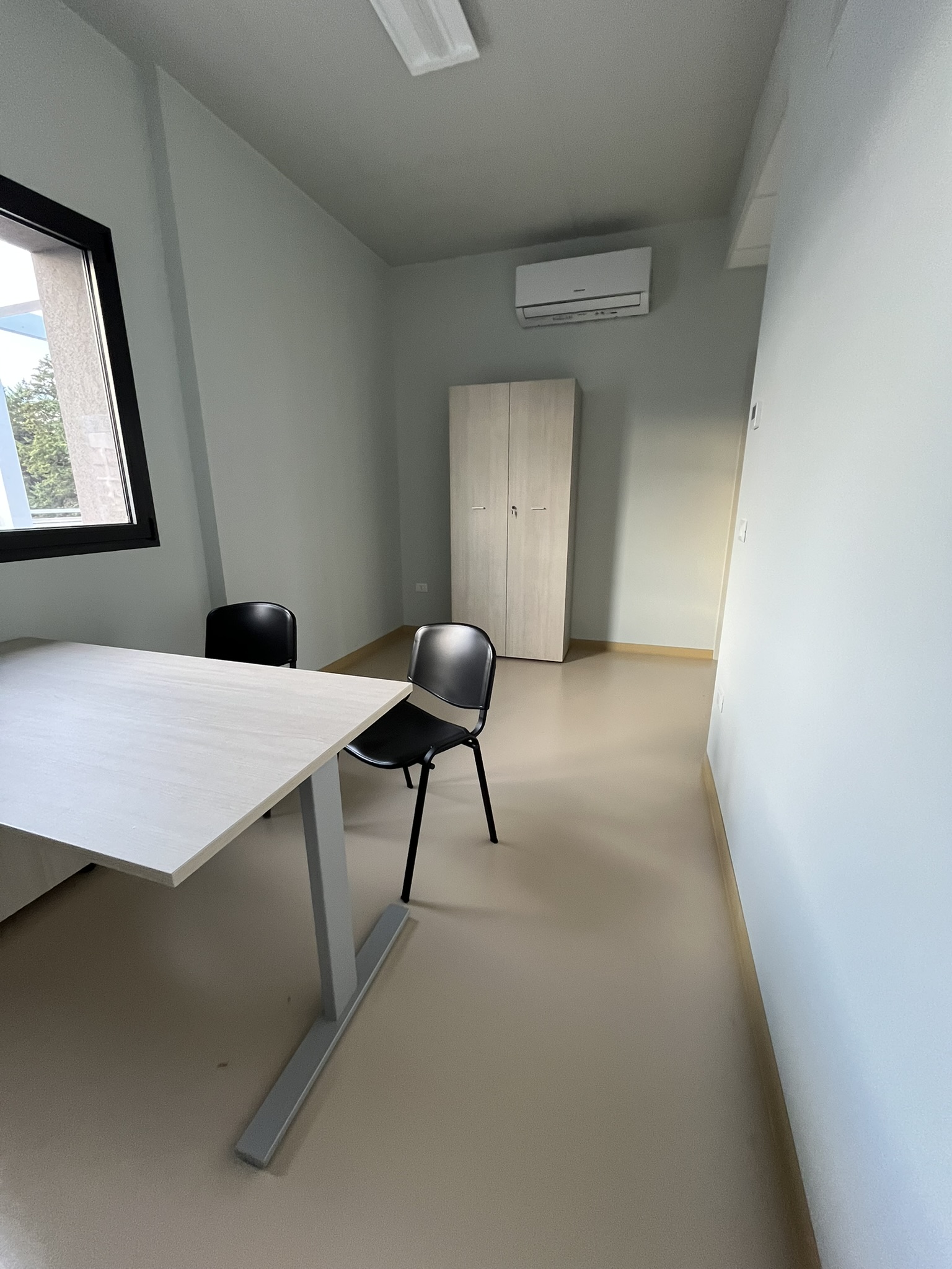 Aula didattica del nuovo Polo dell'Infanzia di San Giovanni Teatino con arredi scolastici in legno installati da PA Opportunity: tavoli circolari, sedute e pannelli acustici colorati