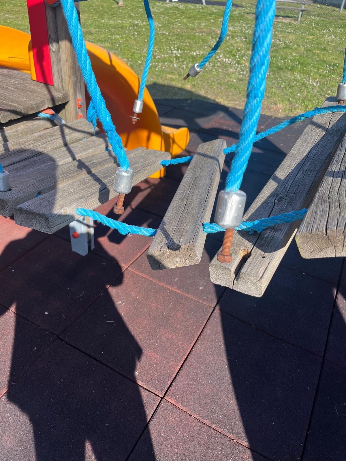 Nuovo parco giochi Mango Easy installato al Parco degli Angeli di Villa Lempa, Civitella del Tronto (TE), su platea di calcestruzzo con pavimentazione antitrauma in EPDM conforme UNI EN 1177