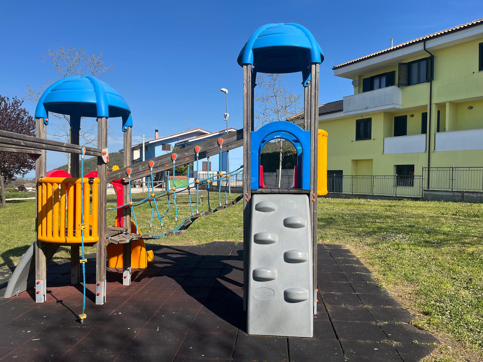 Nuovo parco giochi Mango Easy installato al Parco degli Angeli di Villa Lempa, Civitella del Tronto (TE), su platea di calcestruzzo con pavimentazione antitrauma in EPDM conforme UNI EN 1177