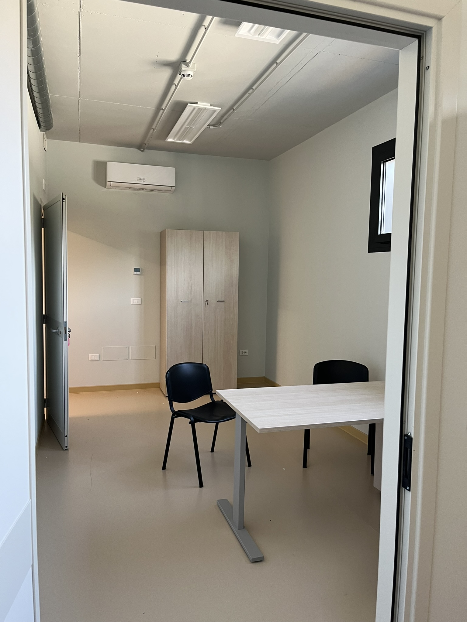 Aula didattica del nuovo Polo dell'Infanzia di San Giovanni Teatino con arredi scolastici in legno installati da PA Opportunity: tavoli circolari, sedute e pannelli acustici colorati