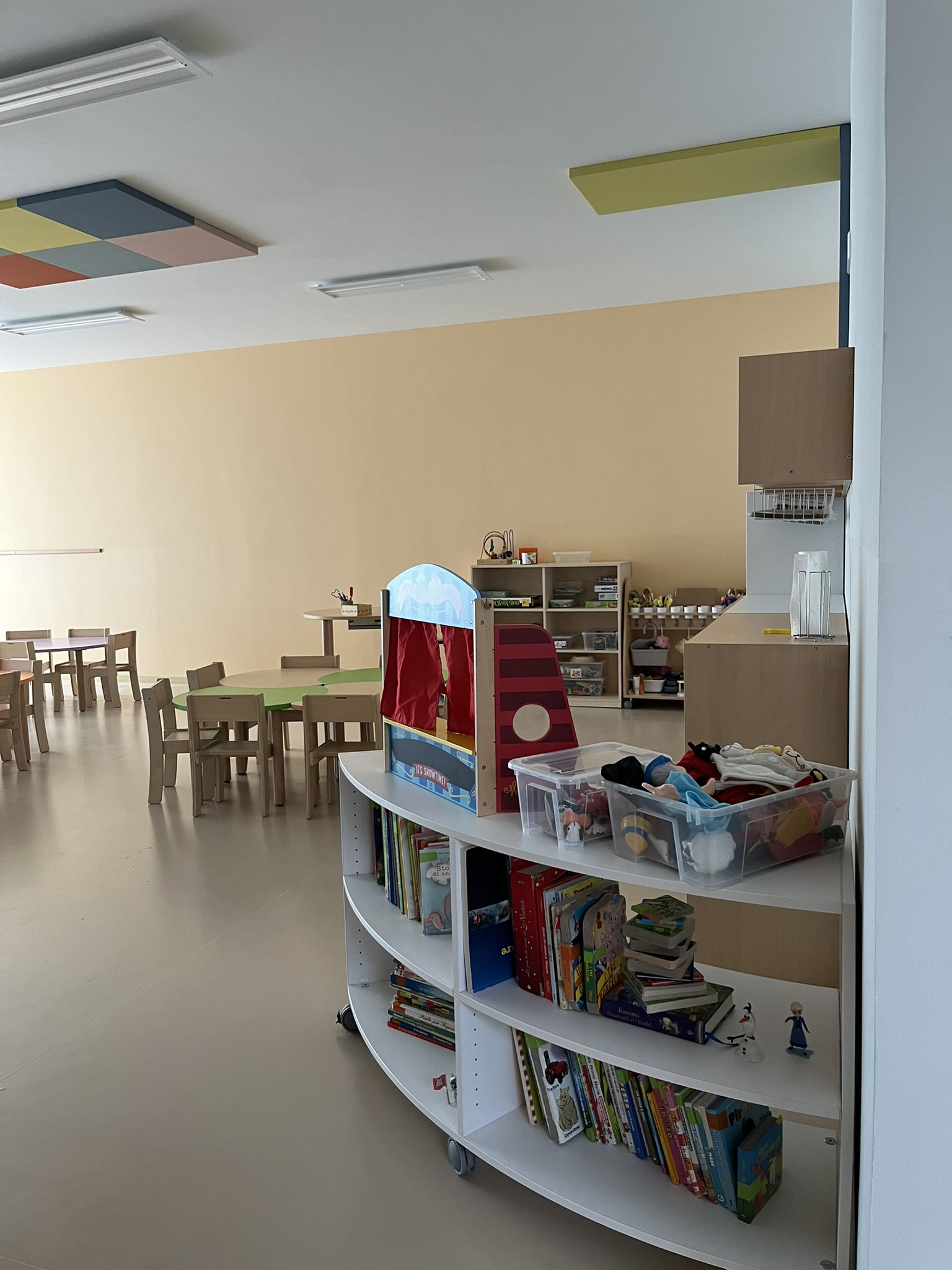 Aula didattica del nuovo Polo dell'Infanzia di San Giovanni Teatino con arredi scolastici in legno installati da PA Opportunity: tavoli circolari, sedute e pannelli acustici colorati