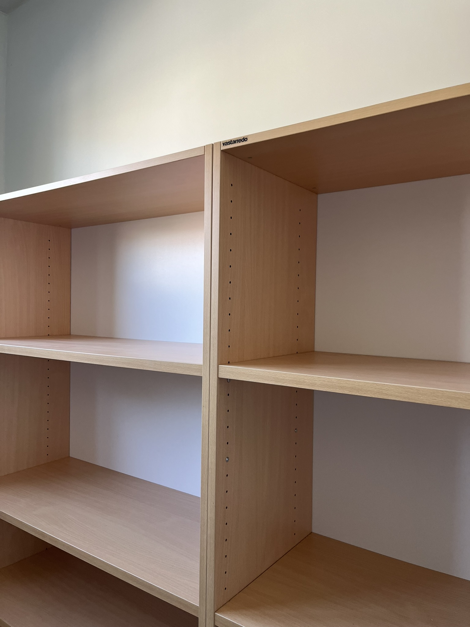 Aula didattica del nuovo Polo dell'Infanzia di San Giovanni Teatino con arredi scolastici in legno installati da PA Opportunity: tavoli circolari, sedute e pannelli acustici colorati