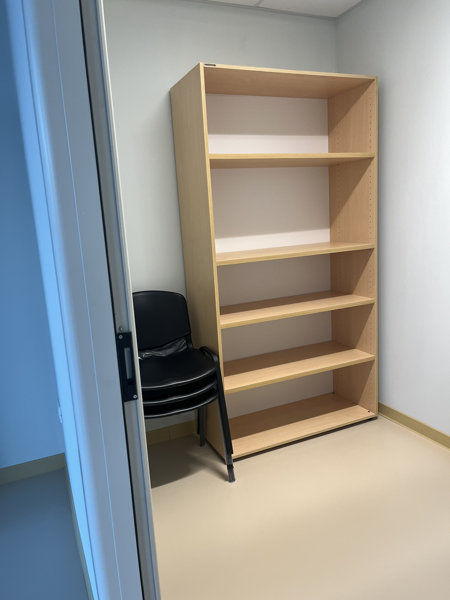 Aula didattica del nuovo Polo dell'Infanzia di San Giovanni Teatino con arredi scolastici in legno installati da PA Opportunity: tavoli circolari, sedute e pannelli acustici colorati