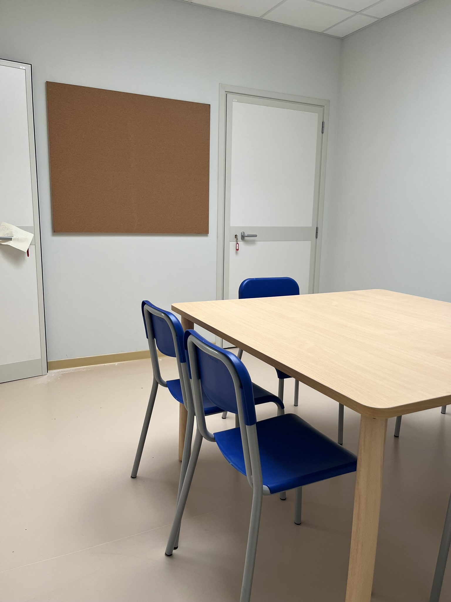 Aula didattica del nuovo Polo dell'Infanzia di San Giovanni Teatino con arredi scolastici in legno installati da PA Opportunity: tavoli circolari, sedute e pannelli acustici colorati