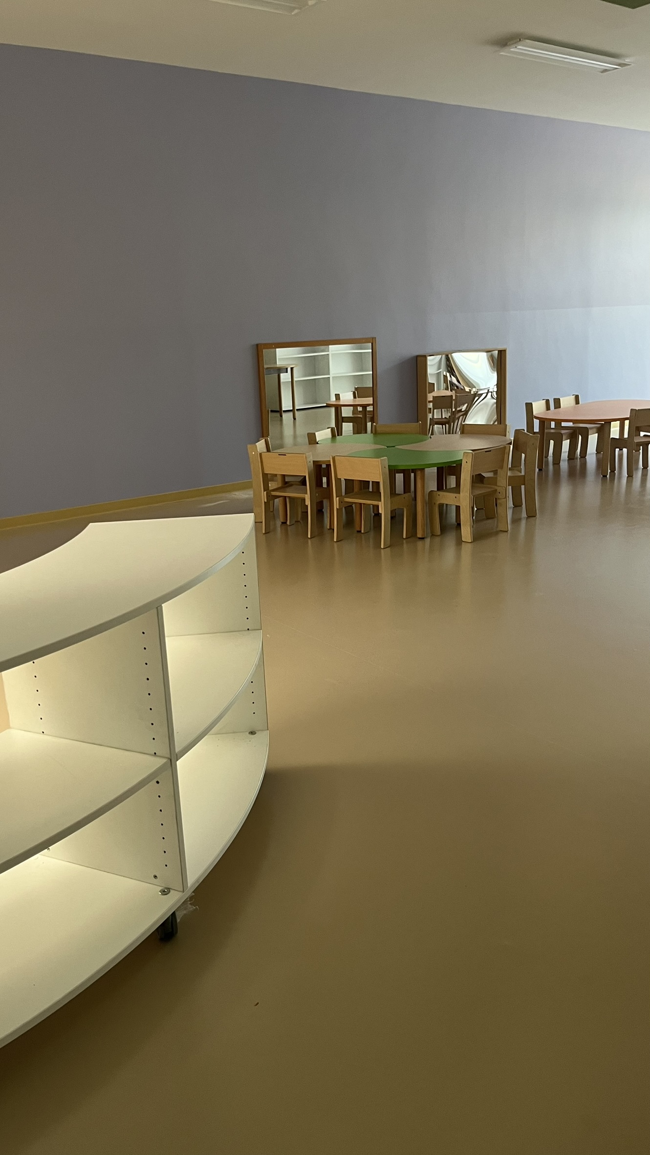Aula didattica del nuovo Polo dell'Infanzia di San Giovanni Teatino con arredi scolastici in legno installati da PA Opportunity: tavoli circolari, sedute e pannelli acustici colorati