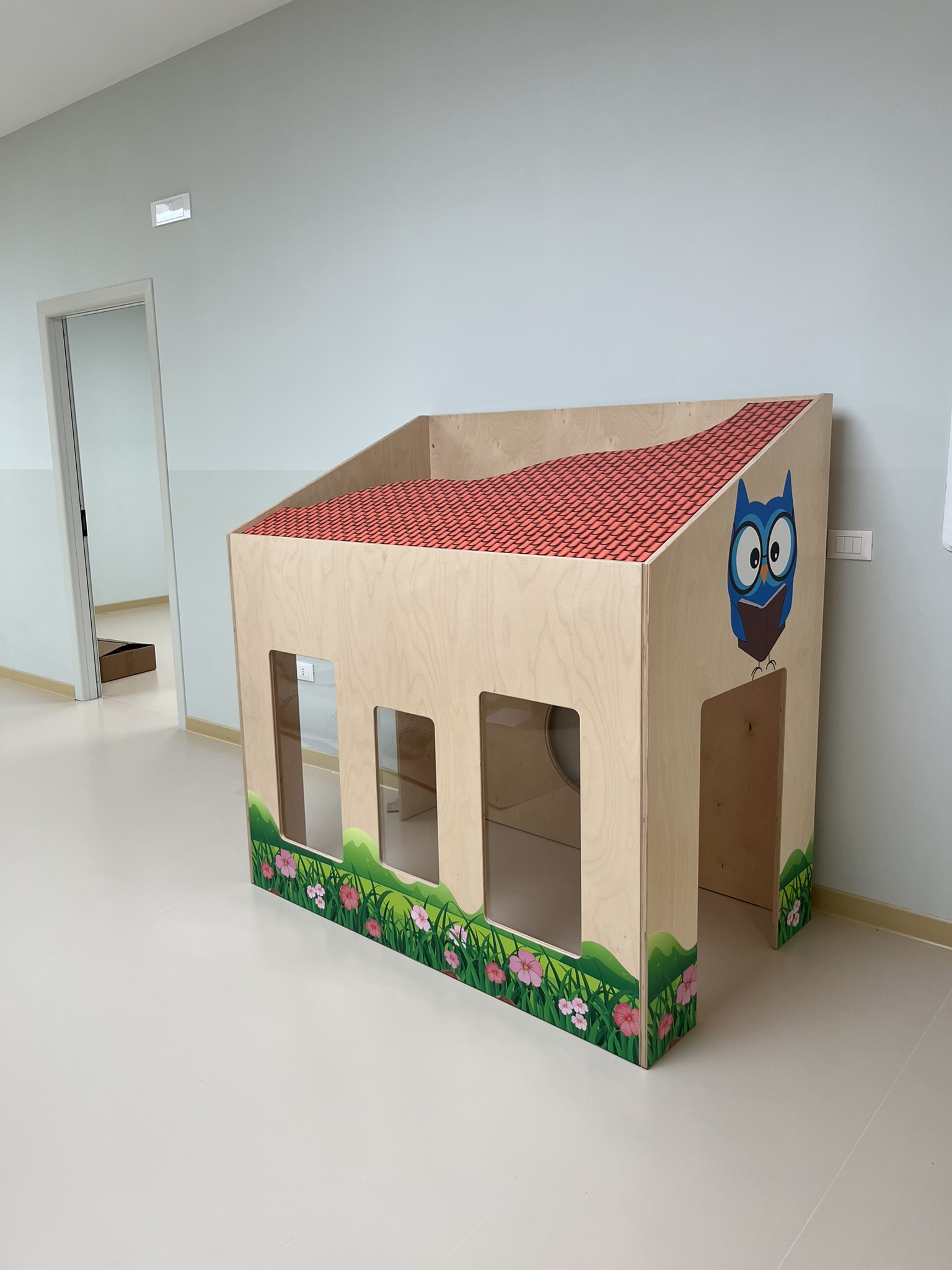Aula didattica del nuovo Polo dell'Infanzia di San Giovanni Teatino con arredi scolastici in legno installati da PA Opportunity: tavoli circolari, sedute e pannelli acustici colorati