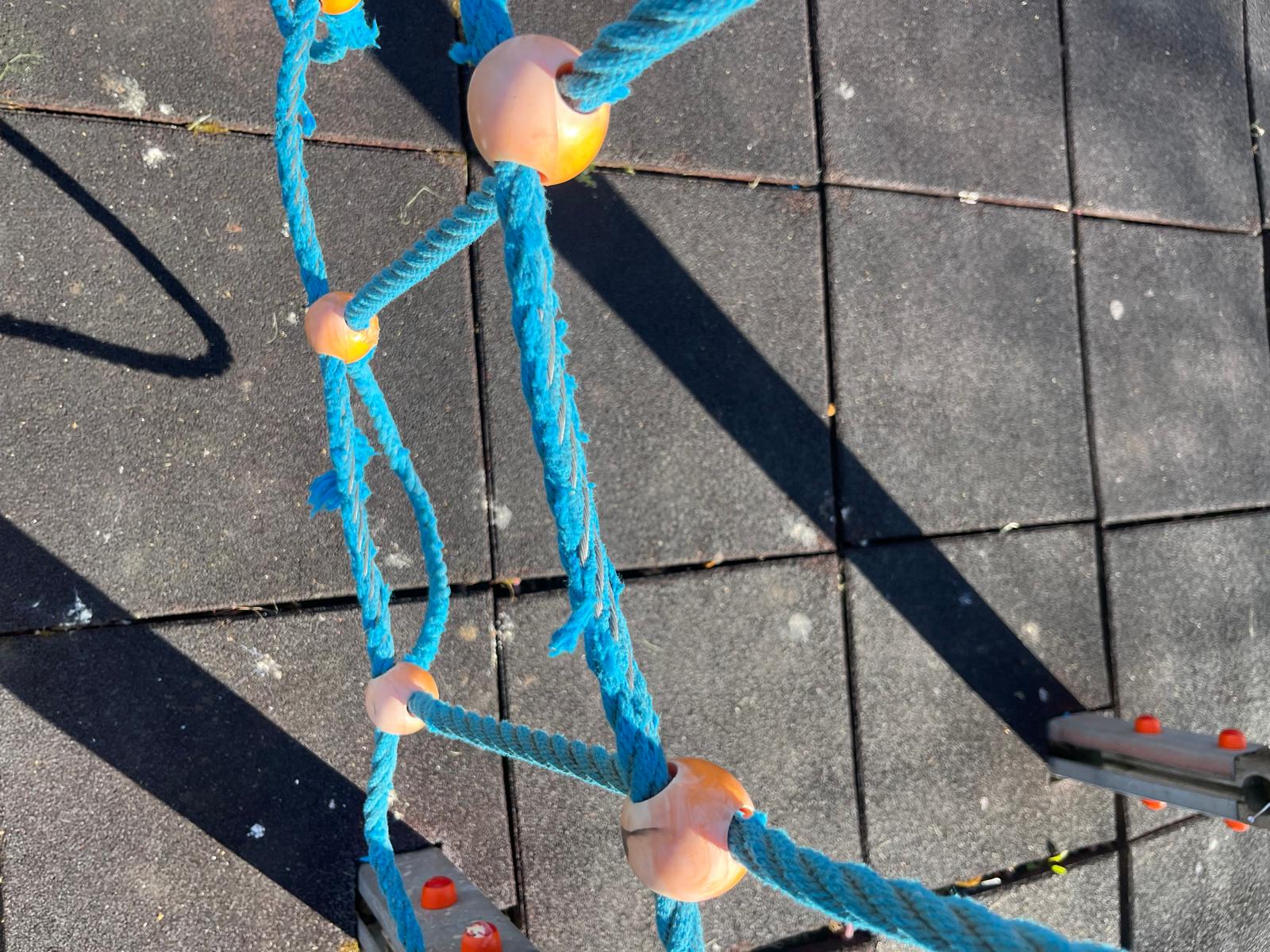 Nuovo parco giochi Mango Easy installato al Parco degli Angeli di Villa Lempa, Civitella del Tronto (TE), su platea di calcestruzzo con pavimentazione antitrauma in EPDM conforme UNI EN 1177