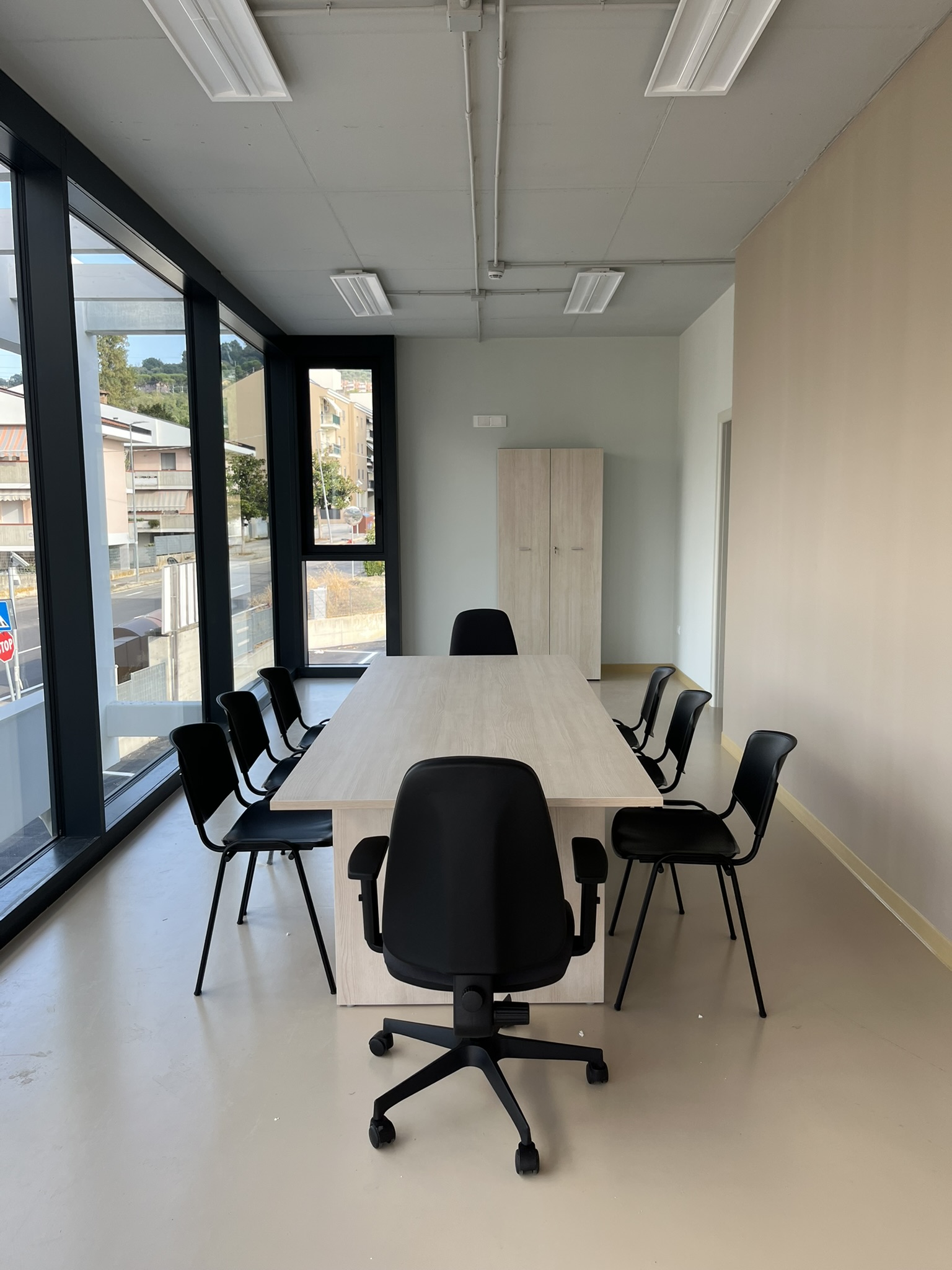 Aula didattica del nuovo Polo dell'Infanzia di San Giovanni Teatino con arredi scolastici in legno installati da PA Opportunity: tavoli circolari, sedute e pannelli acustici colorati