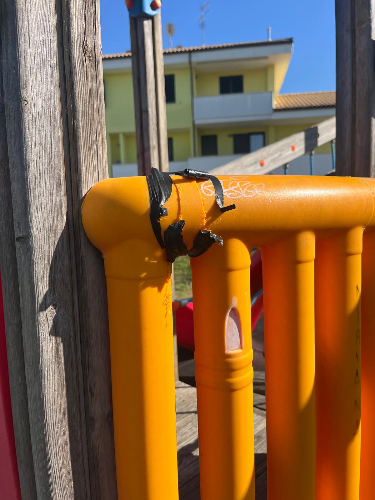 Nuovo parco giochi Mango Easy installato al Parco degli Angeli di Villa Lempa, Civitella del Tronto (TE), su platea di calcestruzzo con pavimentazione antitrauma in EPDM conforme UNI EN 1177