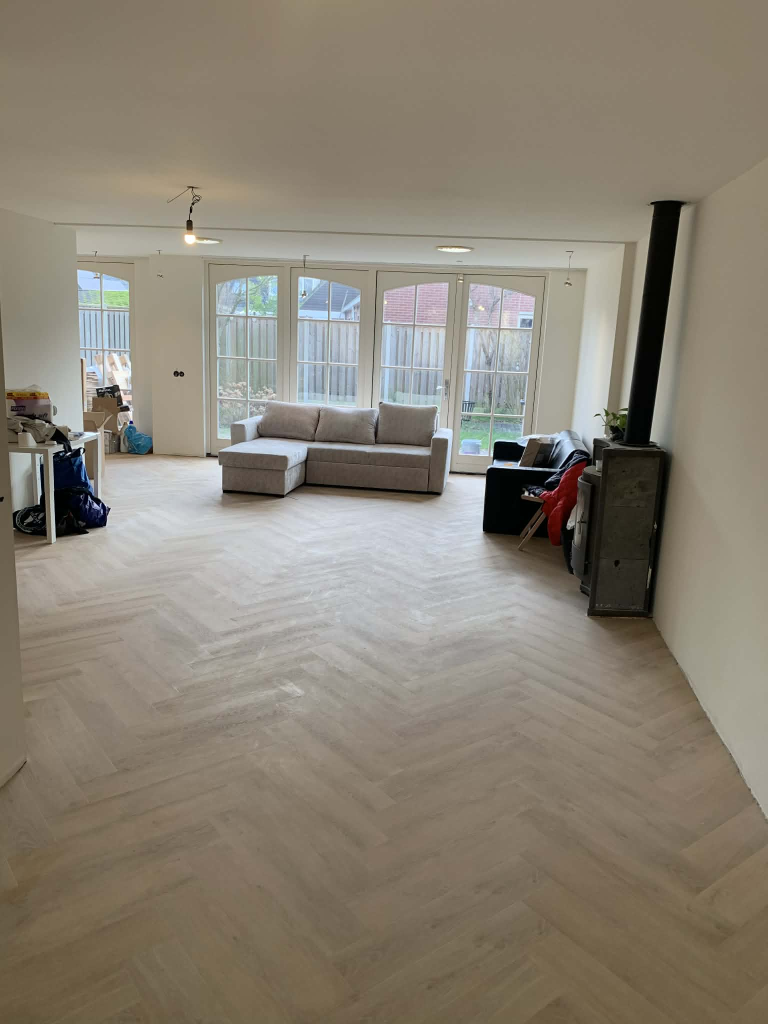 Visgraatvloer woonkamer