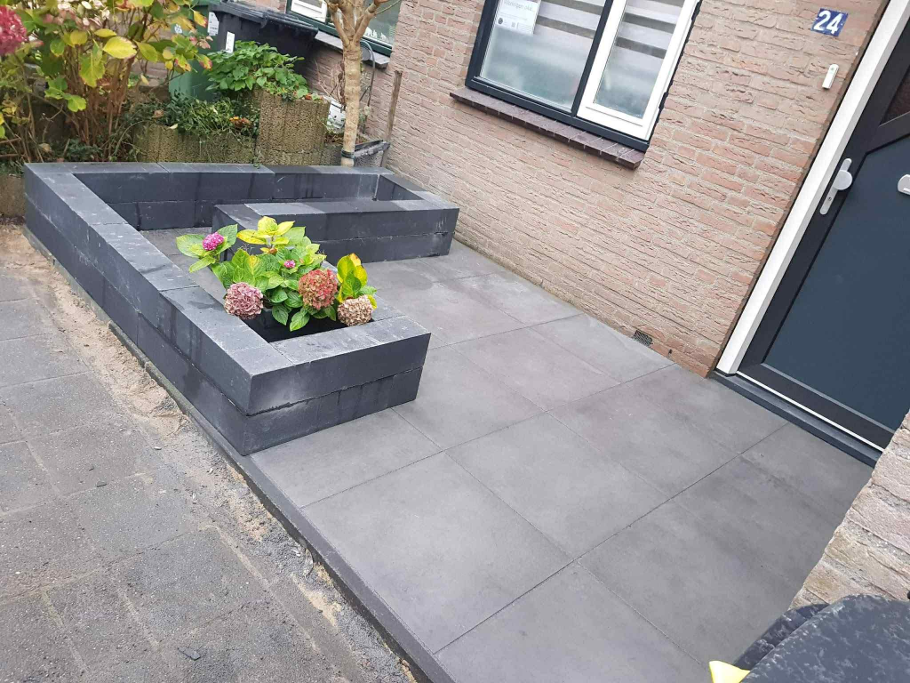 Voortuin met plantenbak en tegels