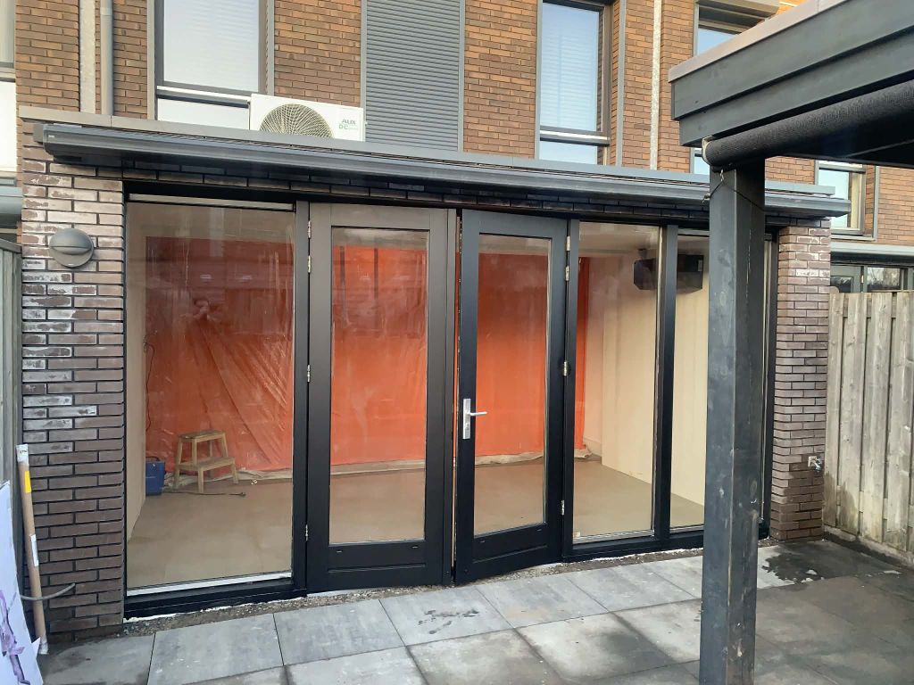Uitbouw met aluminium kozijnen