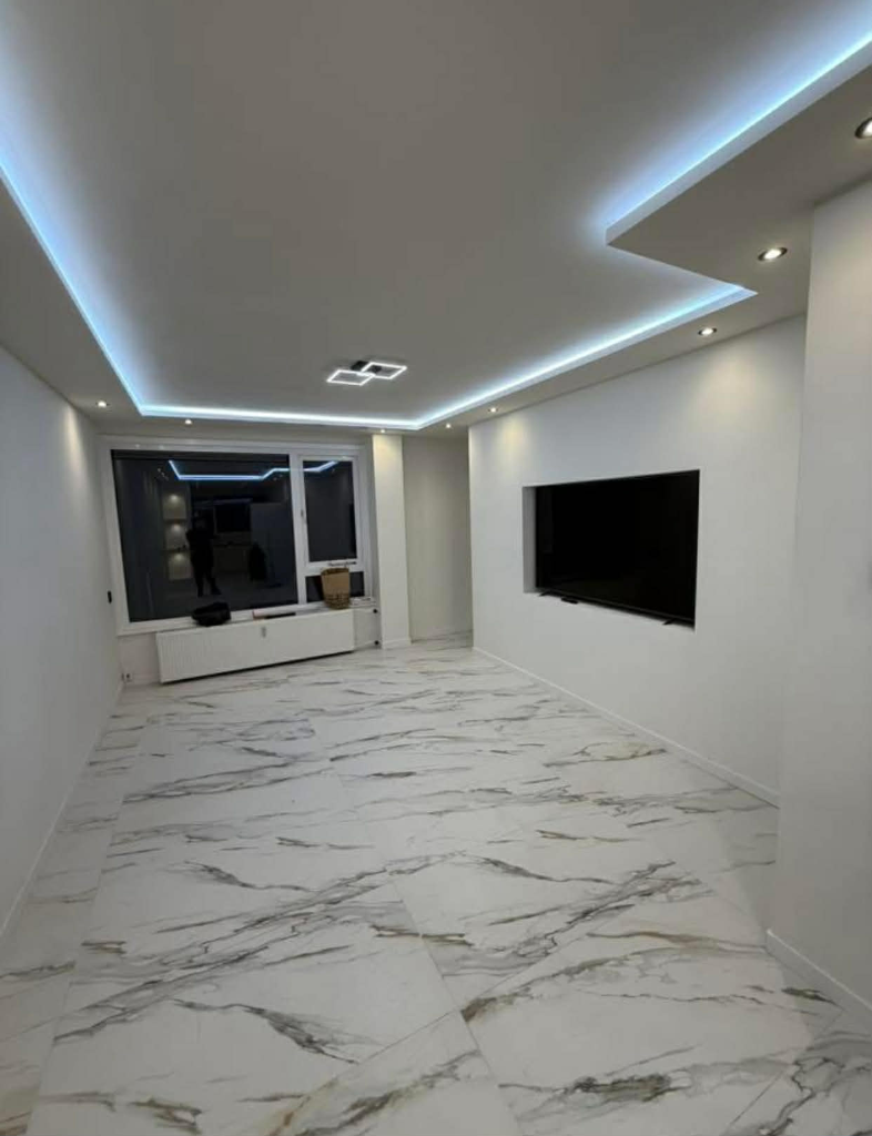 Woonkamer LED plafond met marmervloer