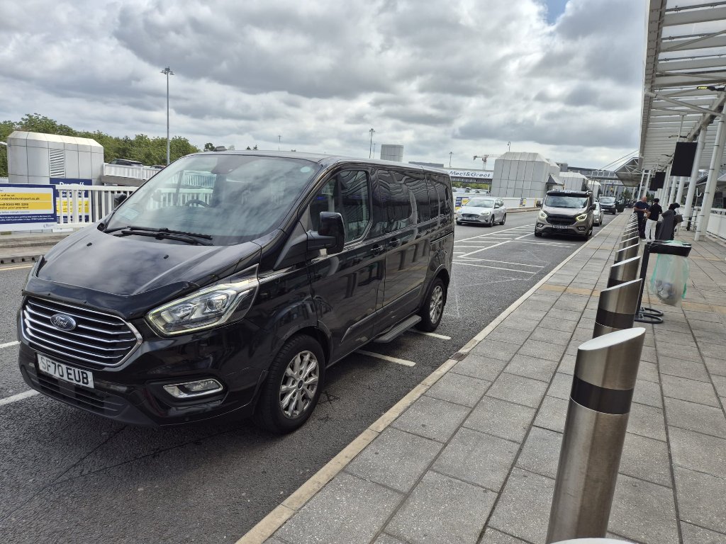 Front three-quarter view at airport drop-off