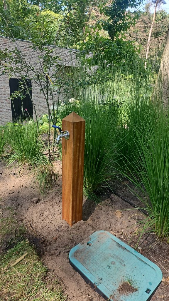 Geïnstalleerde houten hydrant in de tuin