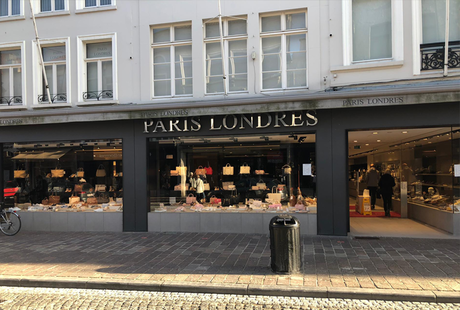 SCHOENEN PARIS LONDRES — shop interior