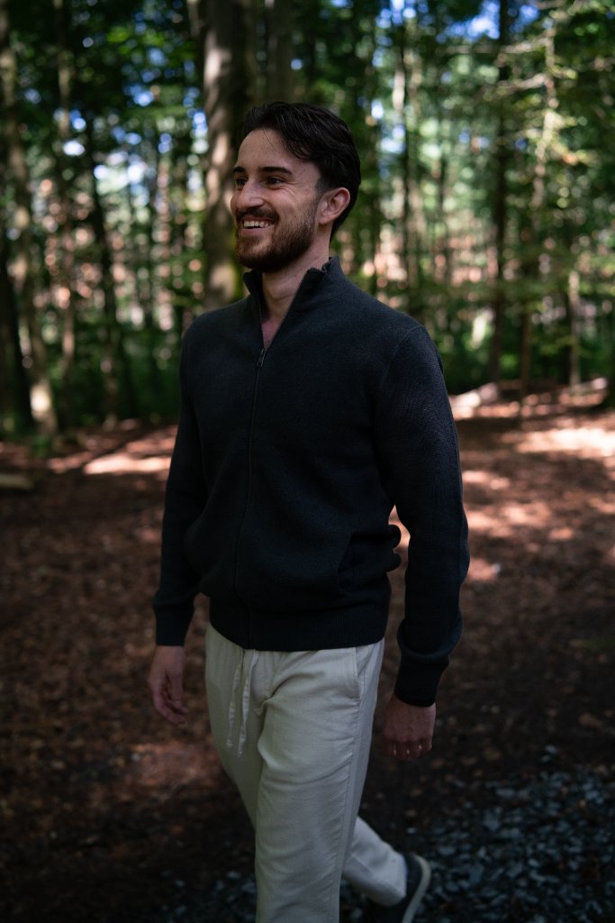 Niklas auf dem Weg durch den Wald