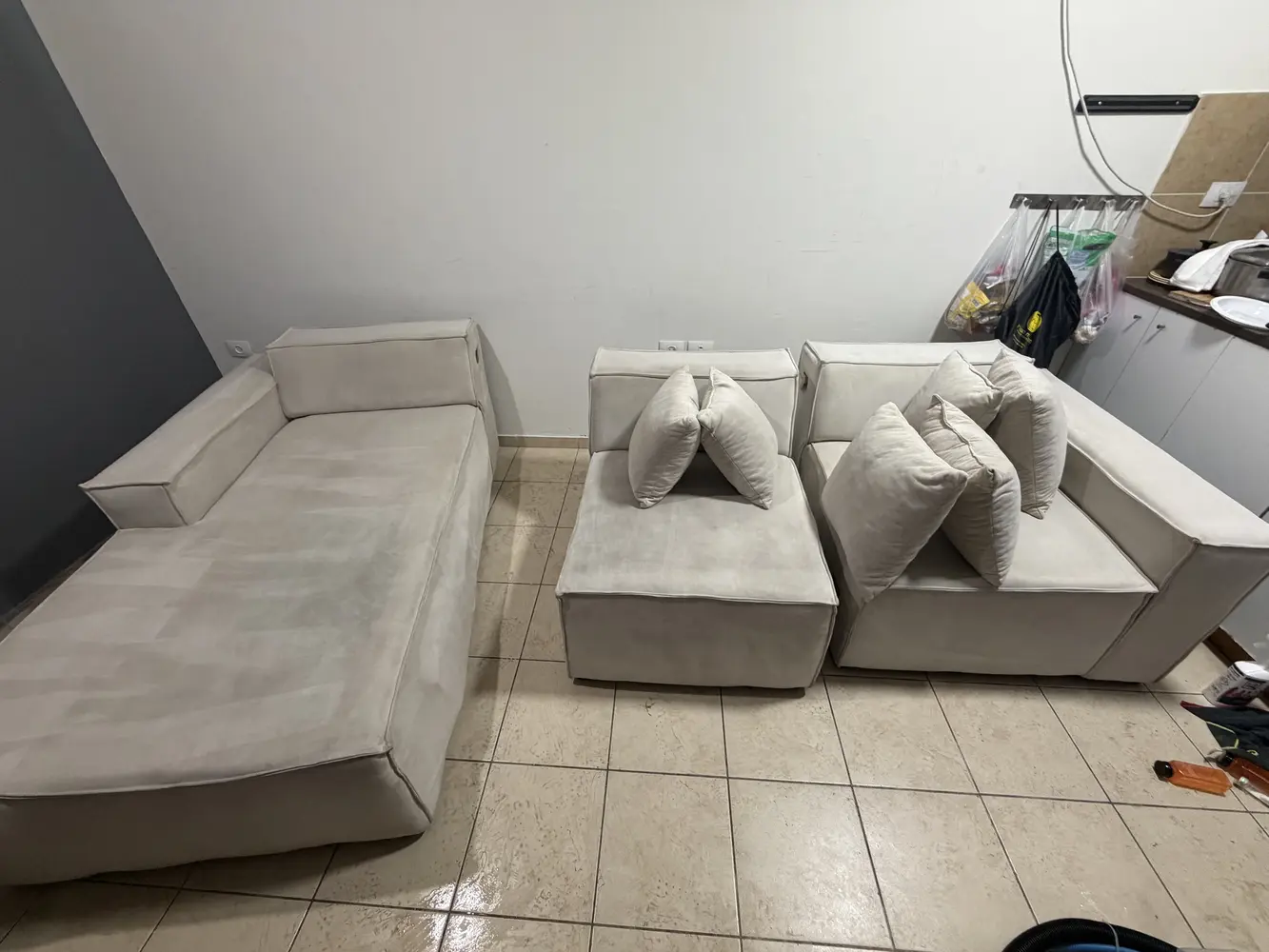 ספה בז׳ מודולרית במהלך ניקוי