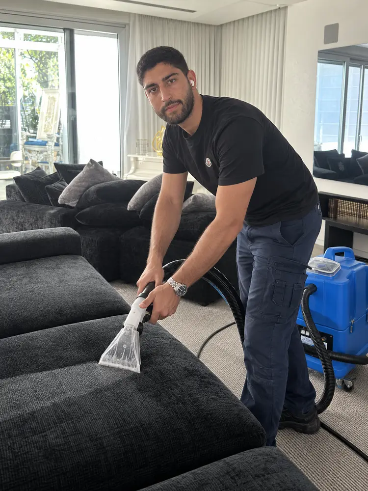 טכנאי קלין ספות מנקה ספה בבית הלקוח במכונת הזרקה ויניקה