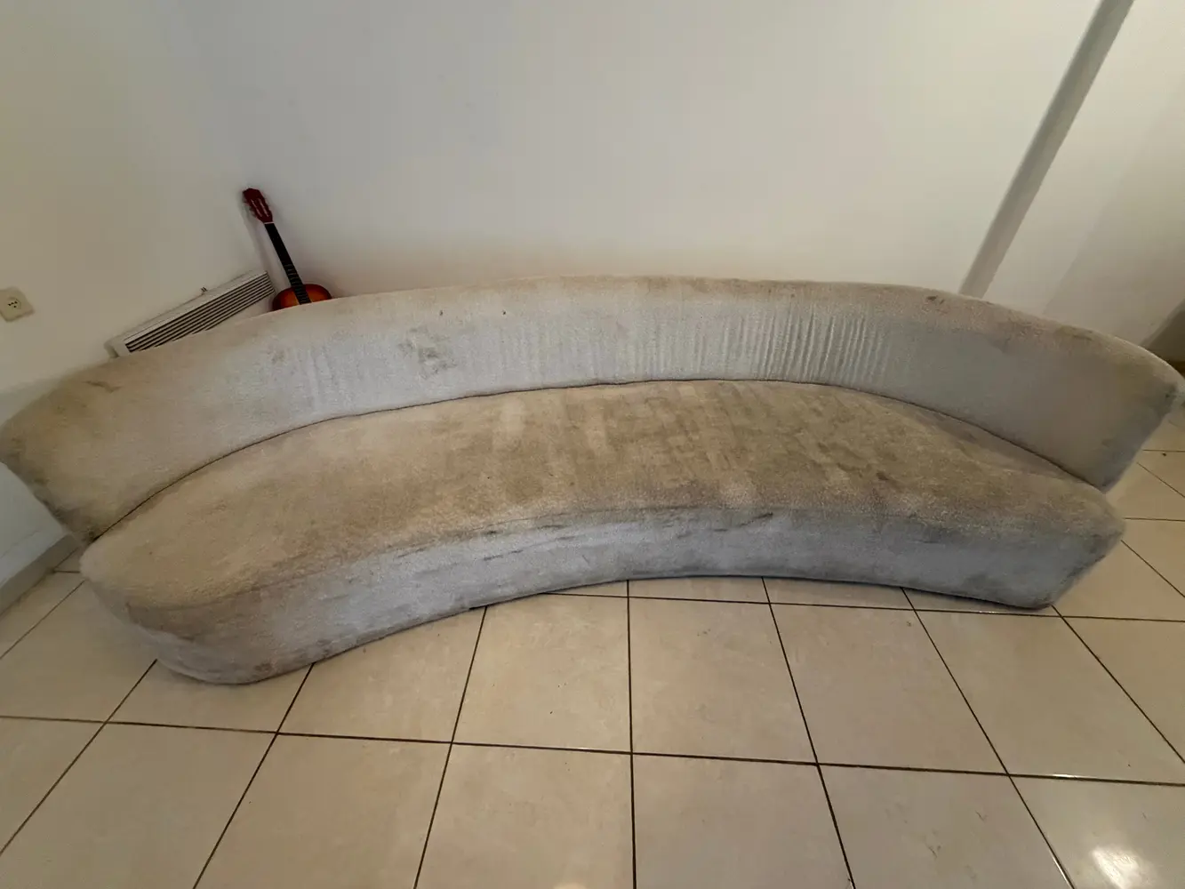 ניקוי ספה מעוקלת לפני ואחרי אחרי