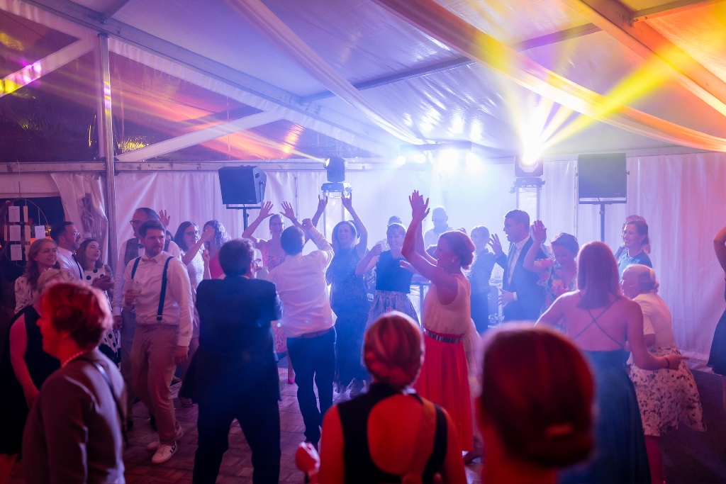 Volle Tanzfläche bei einer Hochzeitsfeier im Raum Osnabrück