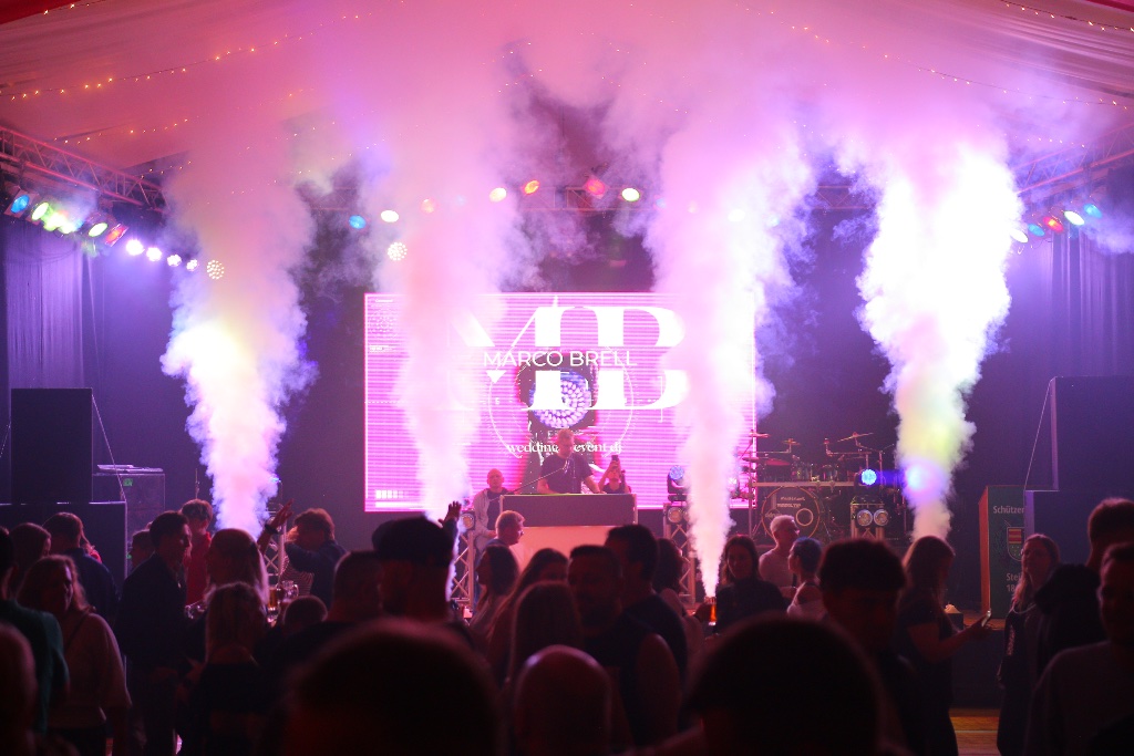 DJ Marco Brell Live-Auftritt mit Lichtshow bei einer Hochzeitsfeier im Oldenburger Münsterland