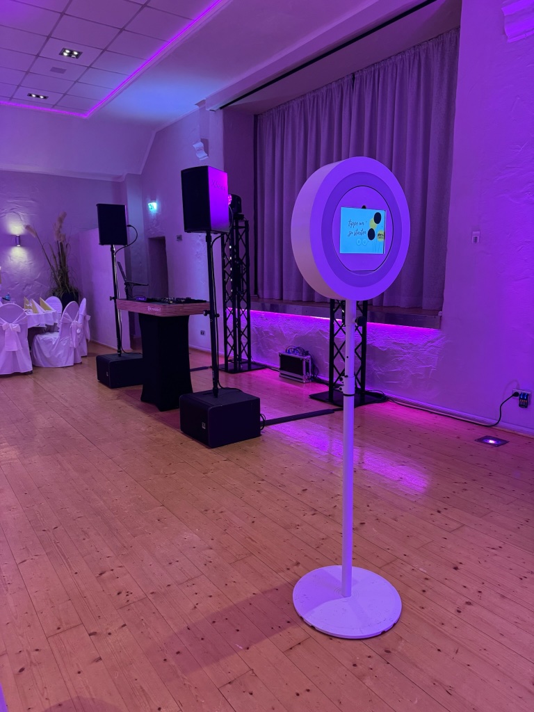 DJ Setup mit Fotobox bei einer Veranstaltung im Raum Osnabrück
