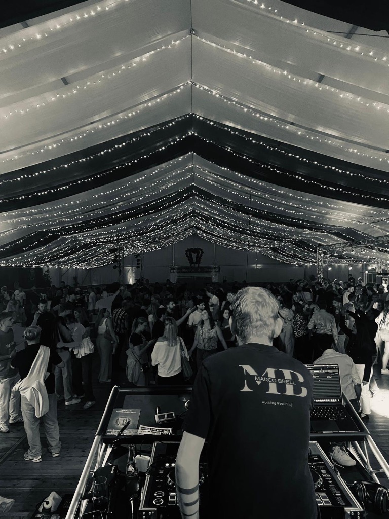 DJ Marco Brell am DJ-Pult bei einer Hochzeit in Bramsche