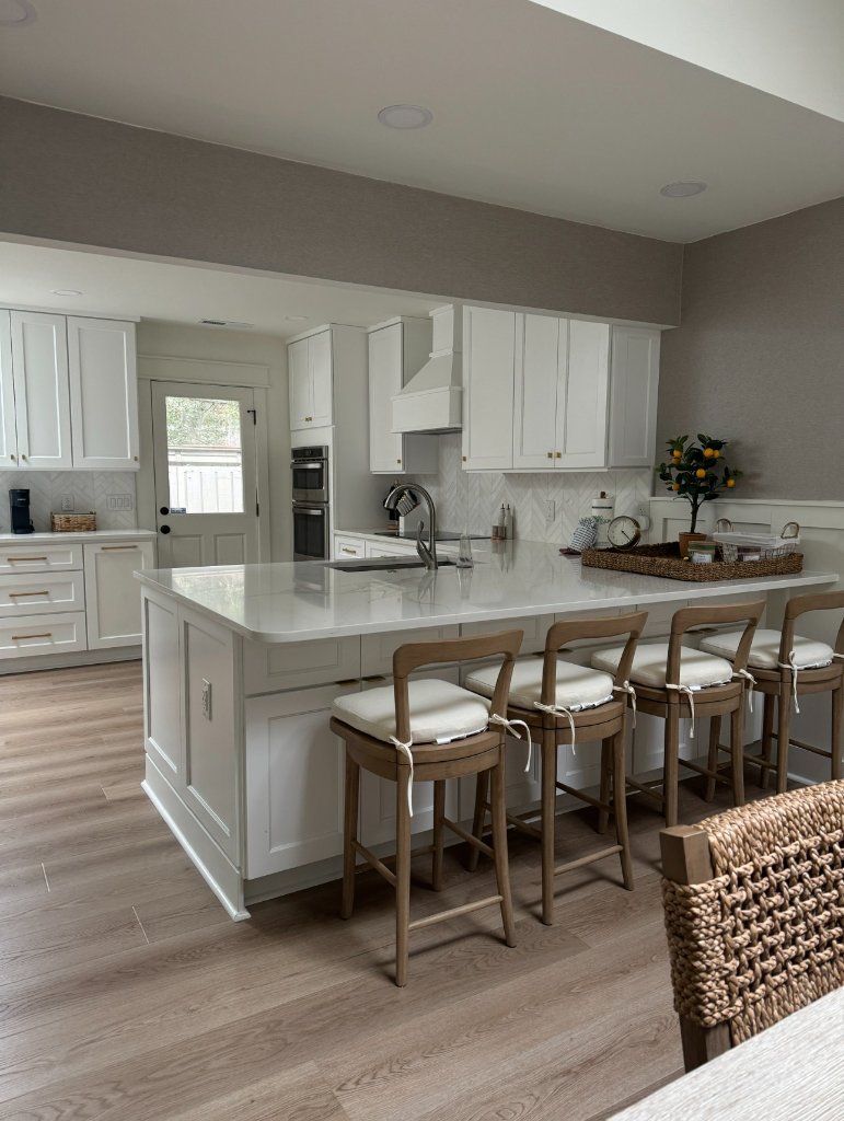 Modern kitchen island with seating - Blueprint Construction