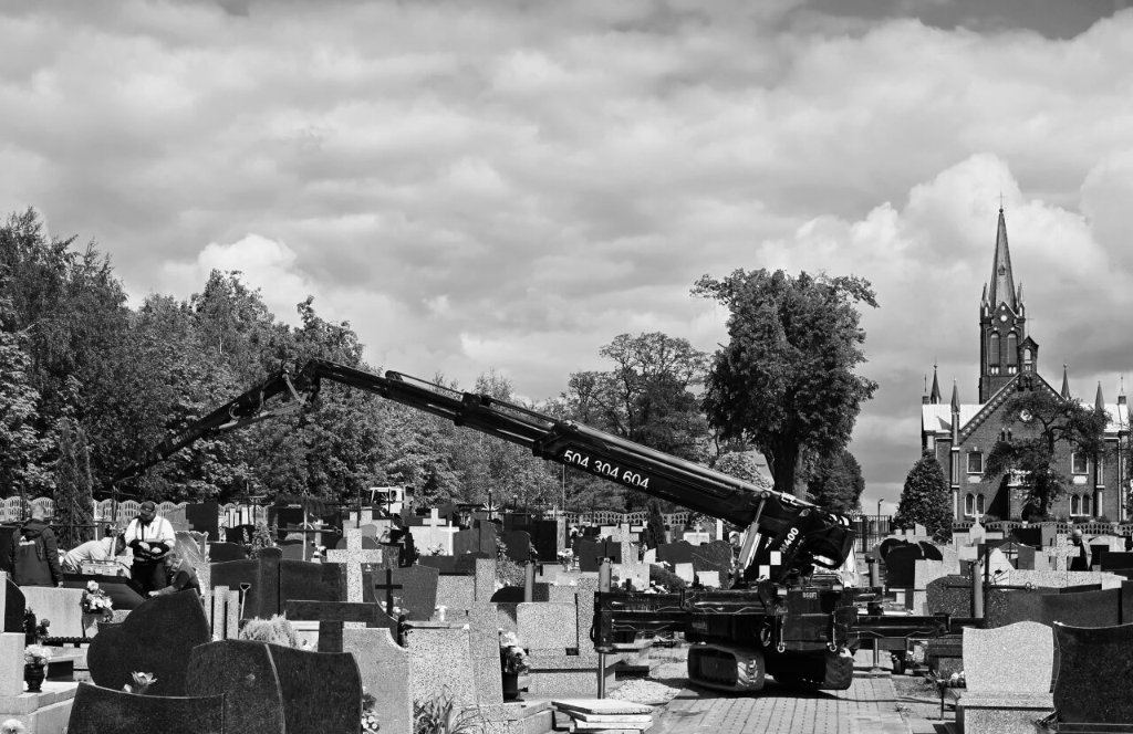 Cmentarz — widok z montażem nagrobka