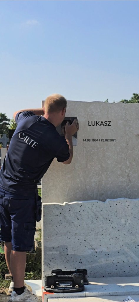 Montaż nagrobka — praca w terenie