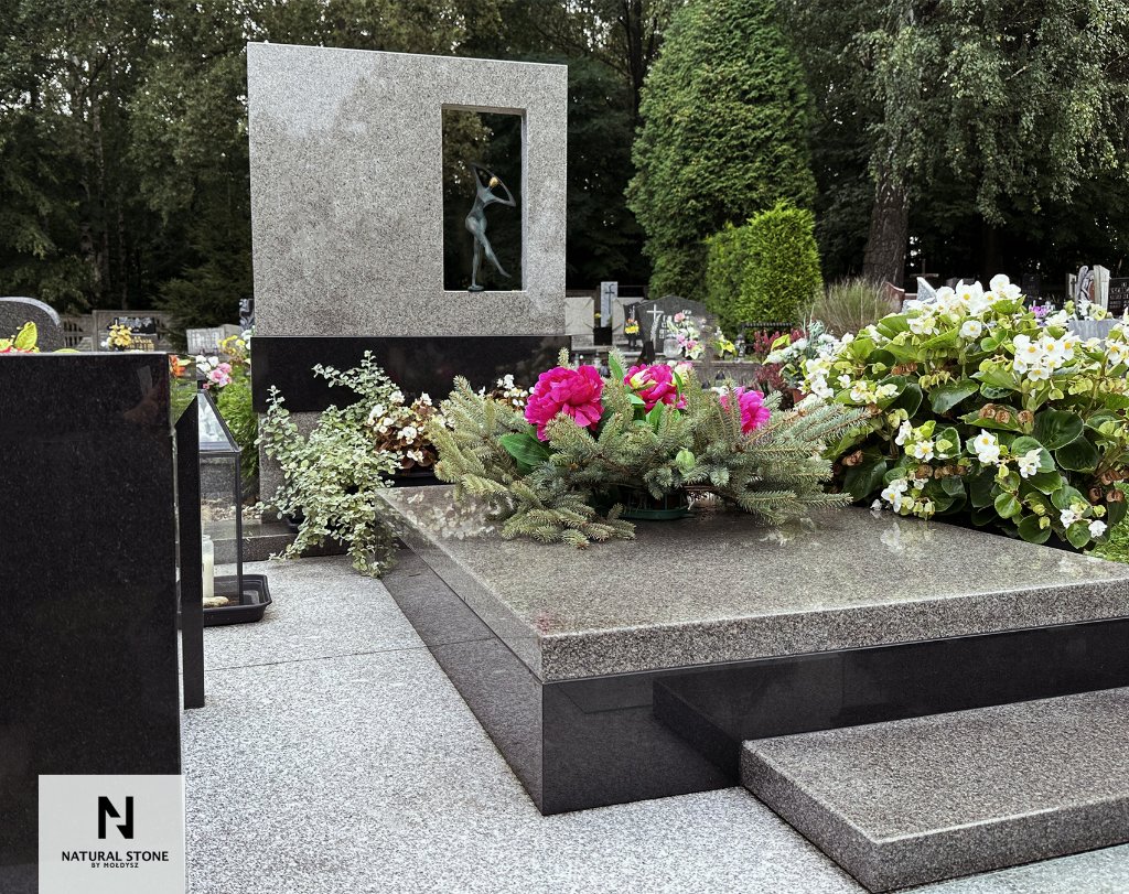 Pomnik z licowaną płytą oraz rzeźbą z brązu