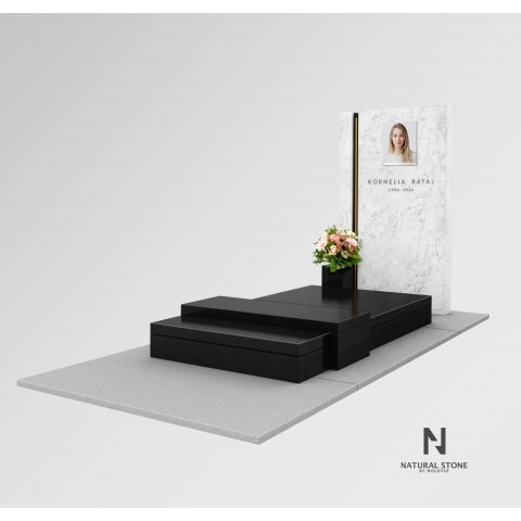Kolekcja 2025 Bianco Carrara. Duży kamienny biały nagrobek z ozdobą i zdjęciem.