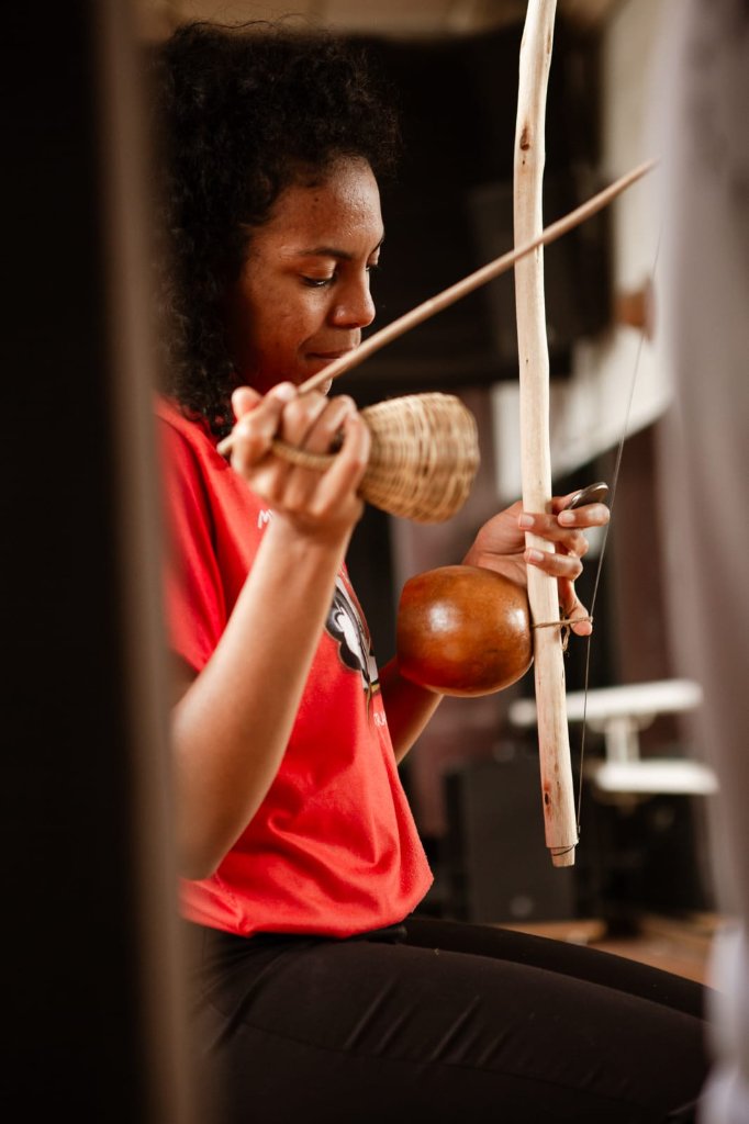 Tocando berimbau