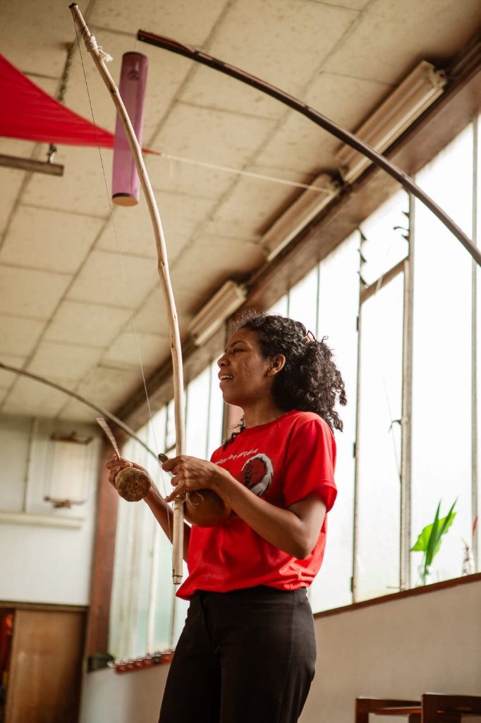 Mulher com berimbau